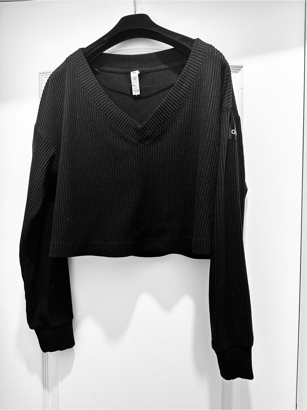 ALO YOGA RIBBED V-NECK LONG SLEEVE CROPPED SWEATS-SHIRT BLACK SIZE:  S WOMENS